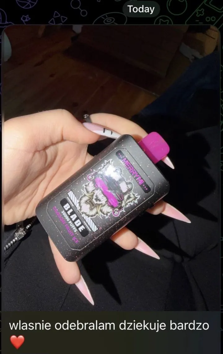Zrzut z Telegrama: klientka trzyma odebraną jednorazówkę MerryMi Blade Dragon Fruit Ice i dziękuje
