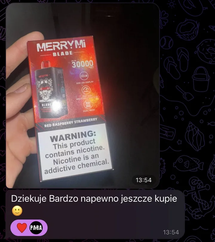 Zrzut z Telegrama: klient trzyma odebraną jednorazówkę MerryMi Blade Red Raspberry Strawberry i pisze, że na pewno jeszcze kupi