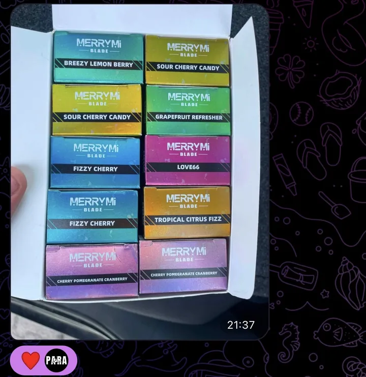 Zrzut z Telegrama: klient pokazuje otwarty karton 10 sztuk MerryMi Blade w różnych smakach